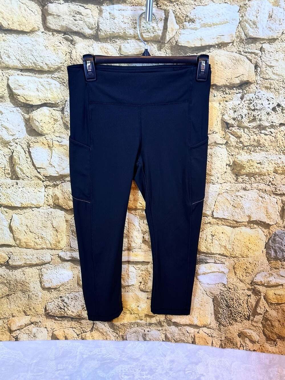 Lululemon Crop Leggings Size 6 black with Side Pockets and Back Zipper Pocket